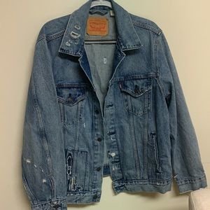 Levi Distressed Denim Jacket NWOT